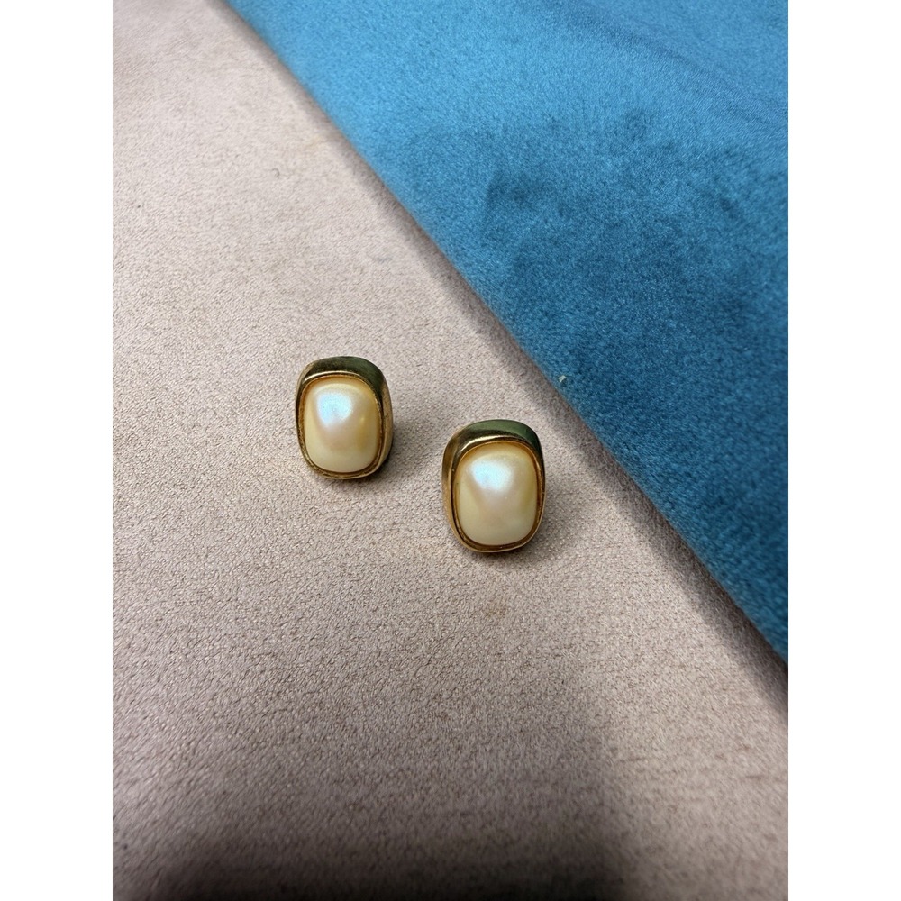Richelieu Vintage Oval Faux Pearl Cabochon Stud Pierced Earrings Gold Tone